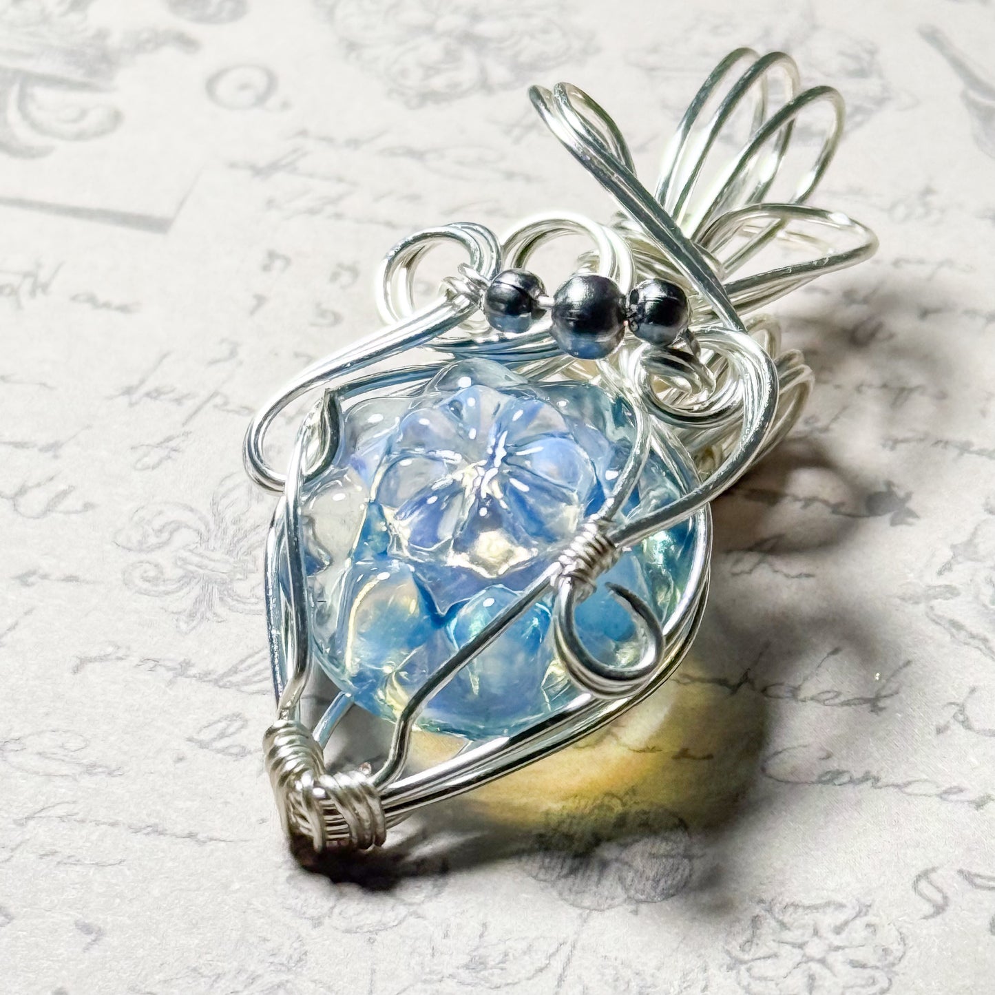 冬色ブルーのワイヤーラッピングペンダント