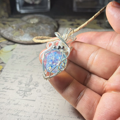 冬色ブルーのワイヤーラッピングペンダント