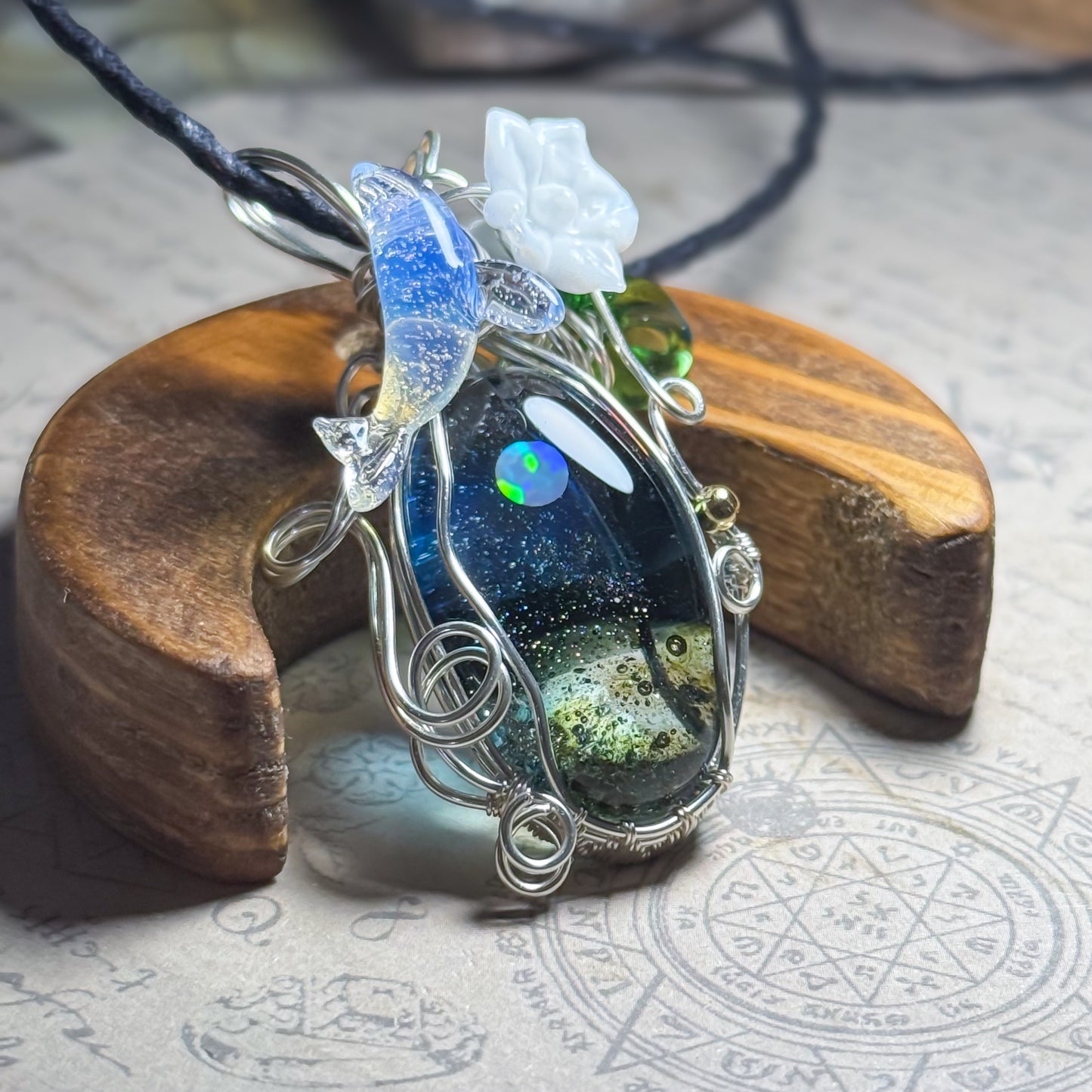 ワイヤーラッピングペンダント　Moonlight Beach Guardian　〜クジラ〜　＃26242